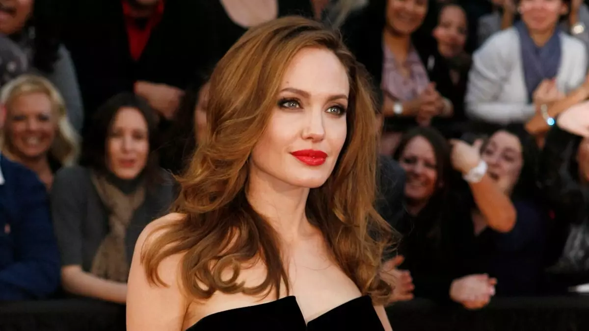 Angelina Jolie’s Ever-Changing Hairstyles: A Look Back