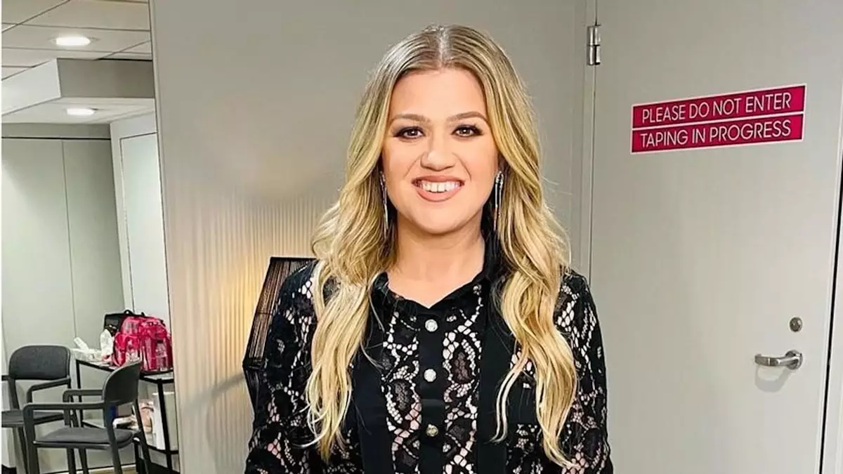 Kelly Clarkson Shines in Chic Leather Dress