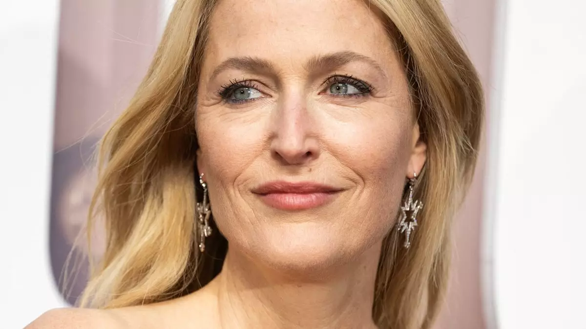 The Intriguing Premiere of Scoop: Gillian Anderson’s Remarkable Transformation