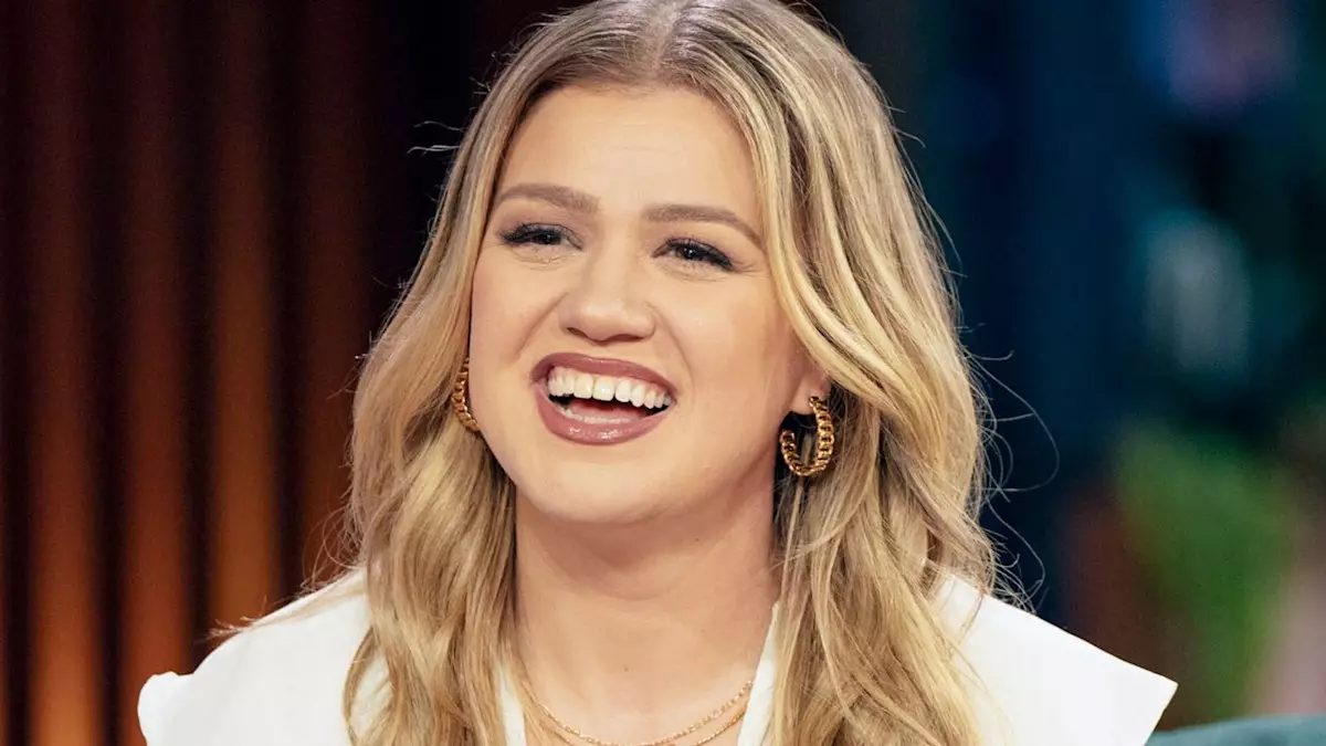 Kelly Clarkson Stuns in Fabulous Co-ord Look on The Kelly Clarkson Show