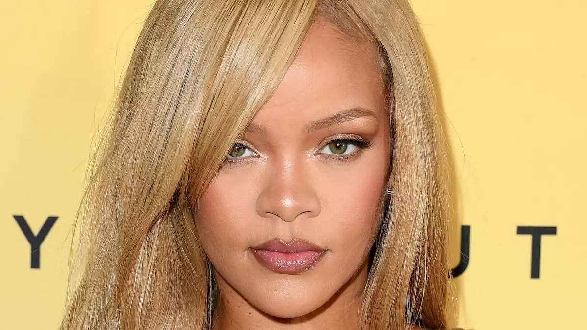 Rihanna Stuns Fans with Natural Beauty in NYC