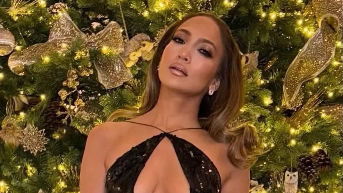 The Resilience of Glamour: Jennifer Lopez’s Striking “Revenge Dress” Moment